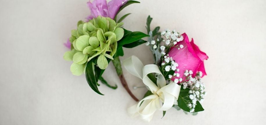 Een bloemige touch: DIY corsage of kant-en-klaar?