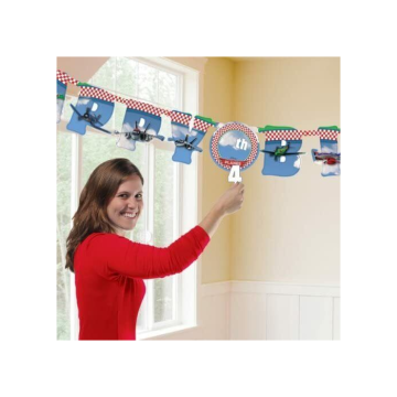 Stoere Happy Birthday slinger in Planes-thema met cijferstickers, hangt in een feestelijke ruimte.