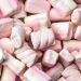 Een kleurrijke mix van roze en witte marshmallows, feestelijk uitgestald in een traktatieschaal. glucosefructosestroop, suiker, water, varkensgelatine, dextrose, maiszetmeel, voedingszuur: melkzuur, aroma, kleurstof: E131. Droog bewaren.